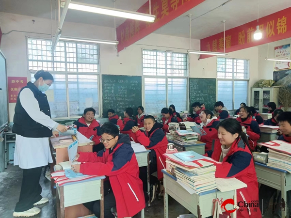 ​西平县蔡寨中学开展“12.1艾滋病日”宣传活动
