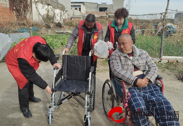 “五星”支部创建在行动 驻马店开发区金山办事处贾庄居委会为辖区困难群众送去爱心轮椅