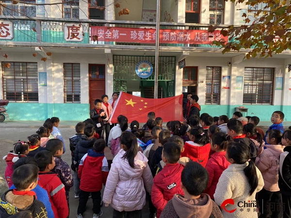 ​西平县焦庄王老庄小学举行“爱国”主题的升旗仪式