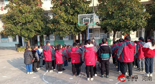 ​西平县专探军王小学举行宪法宣传周活动_观热点