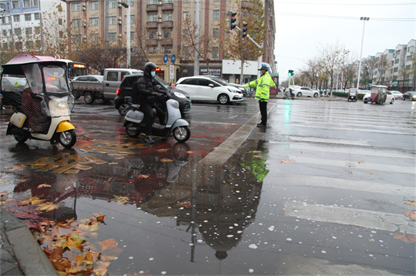 商丘交警以雪为令 迅速启动雨雪恶劣天气应急预案坚守一线保畅通