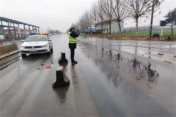 商丘交警以雪为令 迅速启动雨雪恶劣天气应急预案坚守一线保畅通