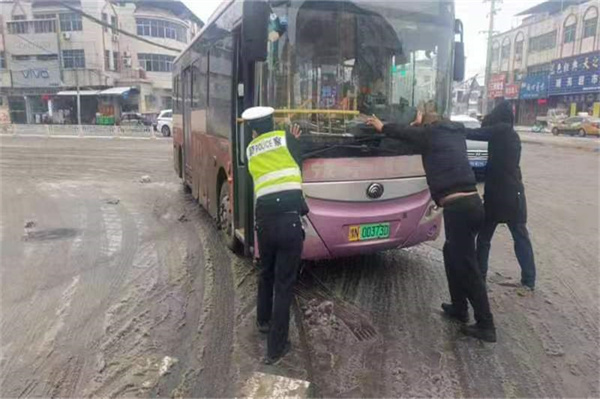 商丘交警以雪为令 迅速启动雨雪恶劣天气应急预案坚守一线保畅通