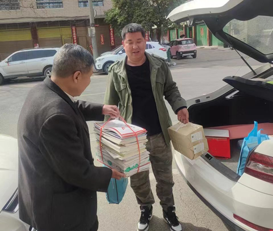新野农商银行程林芳为家乡农民学校赠送图书