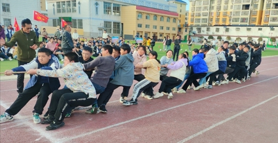 潢川县实验中学九学部举行冬季拔河比赛