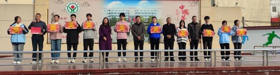 潢川县实验中学九学部举行冬季拔河比赛