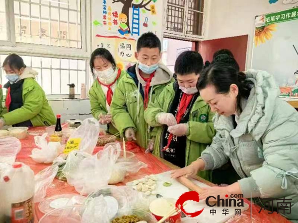 驻马店市第二十四小学举行了“乐享冬至”包饺子活动