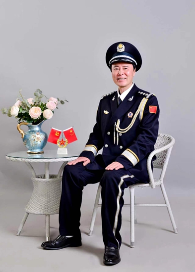 ​新县公安局组织离退休老干部开展拍摄警礼服纪念照活动