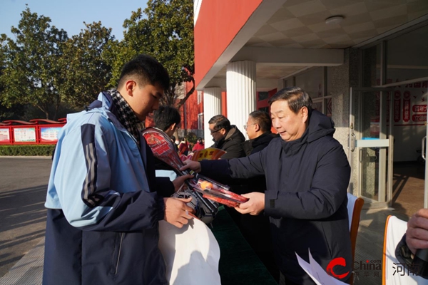 ​凝“绳”聚力 “燃”我青春——西平县杨庄高级中学举行“迎元旦”拔河比赛