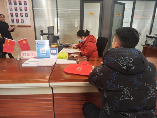 ​淮滨政务服务中心：服务流程再优化 办结效率再提升