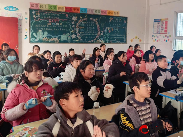 ​西平县权寨中心小学举行“迎元旦”课桌舞展演活动