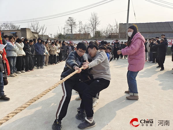 ​西平县酒店初级中学举行“一根绳一条心 拔河比赛聚人心”为主题的拔河比赛
