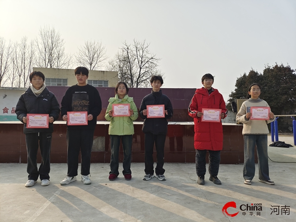 ​西平县酒店初级中学举行“一根绳一条心 拔河比赛聚人心”为主题的拔河比赛