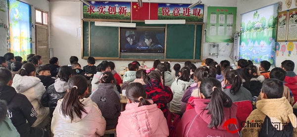 ​西平县专探东沟小学开展观看爱国主义教育电影《少年杨靖宇》的活动