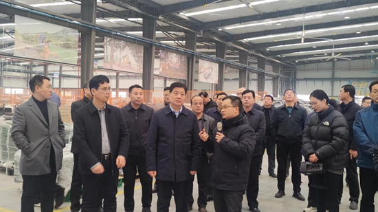 信阳市政协副主席、市工商联主席李俊杰带队到平舆县调研户外用品产业