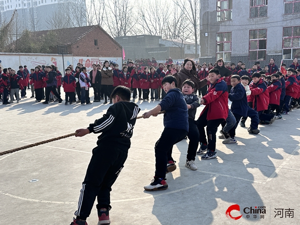 西平縣柏城王司莊小學(xué)舉行迎新春師生趣味運動會