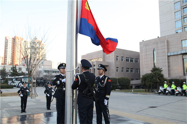 商丘市公安局举行庆祝第四个“中国人民警察节”升旗仪式