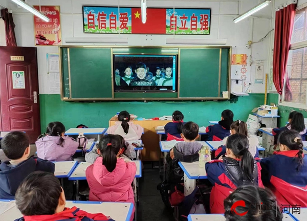 ​西平县第三小学组织全体学生观看爱国电影《少年杨靖宇》