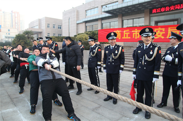商丘市公安局交警支队参加庆祝第四个“中国人民警察节”拔河比赛