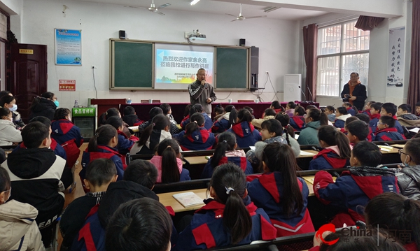 环球热门:​跟着作家写作文——西平县柏城王司庄小学邀请作家余永亮开展写作讲座活动