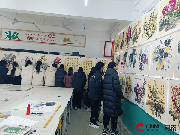 ​西平县权寨中学举办迎新春书画展