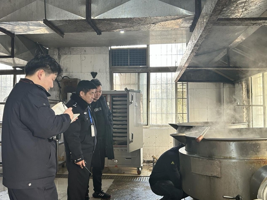 信阳富地燃气公司：“燃气管家”上门服务 保障冬季用气安全