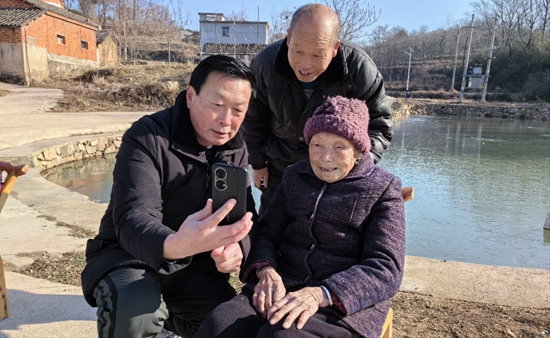 情暖小山村 新县摄影师志愿为村民拍摄“全家福”