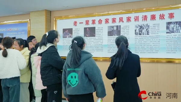 ​西平县第一初级中学30余名师生、家长走进御都集团党建文化广场参观学习