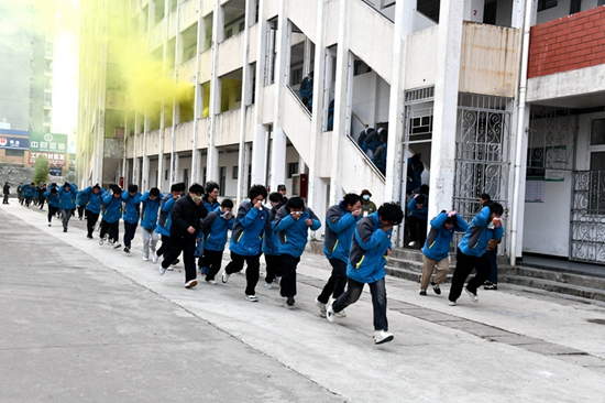 潢川县教体系统举行“全市安全日”校园消防安全逃生疏散应急演练