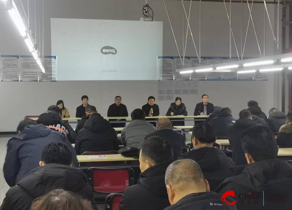​西平县专探乡主要领导带领支部书记到重点服装企业考察