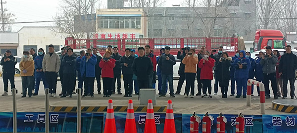 邓州市商务局：消防演练进商场到企业 筑牢安全生产经营“墙”