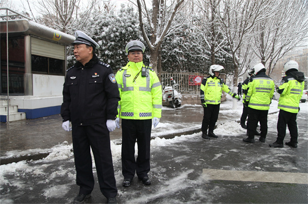 商丘市公安局交警支队积极应对雨雪冰冻天气，确保“春运”安全