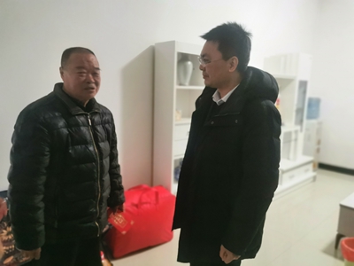 潢川县委常委、政法委书记刘俊走访慰问困难群众