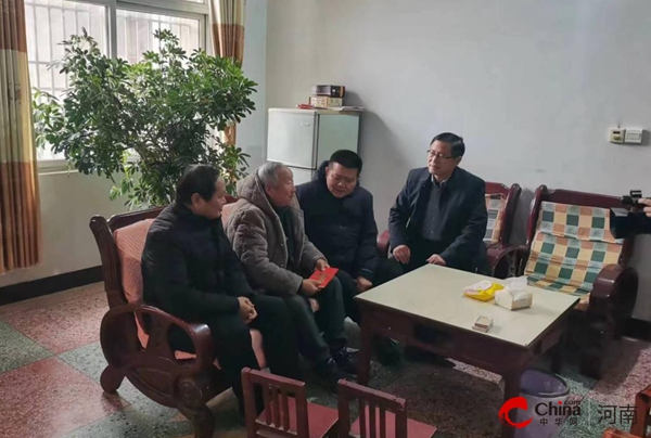 ​西平县委常委、宣传部部长邓昭一行到专探乡走访慰问困难群众 老党员