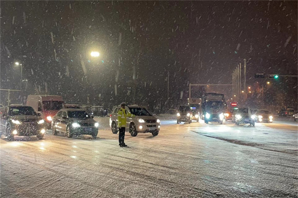 商丘市公安局交警支队多措并举做好雨雪冰冻恶劣天气道路交通安全管理工作