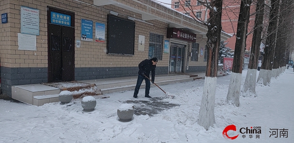 西平县：清雪除冰促通畅 法院干警在行动