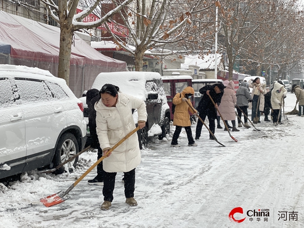 ​清扫积雪 保障畅通——西平县第三小学开展清扫积雪志愿活动