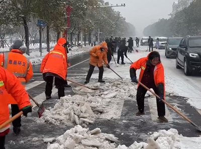 息县：“遇雪”奋战 全力除雪破冰保障城市安全运行
