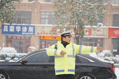 ​淮滨交警积极应对冰雪恶劣天气全力保障道路安全畅通