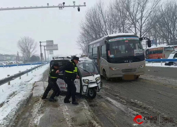 ​西平县交通执法所：以雪为令 抗冰雪 保畅通