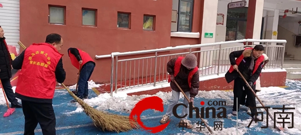 以雪为令 担当在肩 ——驻马店市第九中学组织党员志愿者开展清雪除冰活动