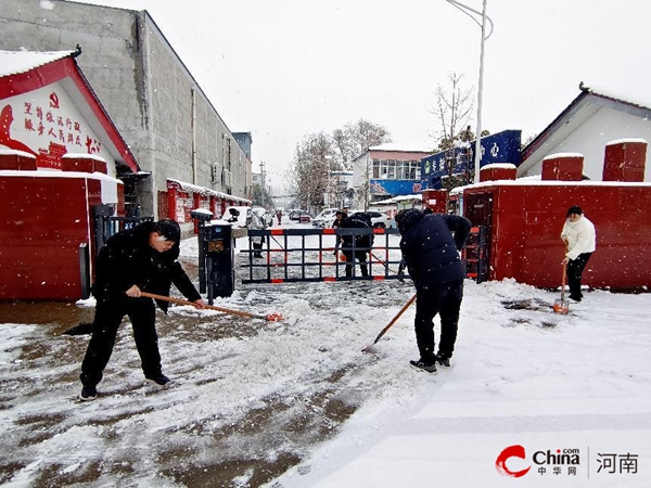 ​西平县专探乡组织机关工作人员开展扫雪活动