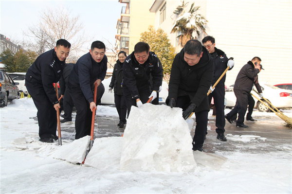 商丘交警支队雪后开展铲雪除冰活动 消除安全隐患