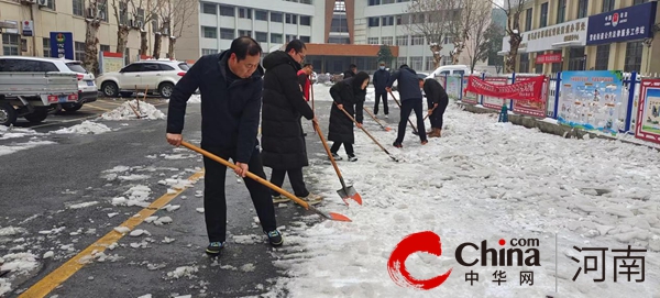 驻马店市驿城区雪松街道积极组织开展清扫积雪活动