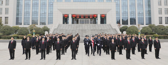 新野县法院：新年上班首日举行升国旗仪式