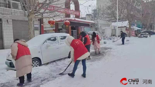 落雪为景 除雪是情——西平县第三小学清扫积雪活动