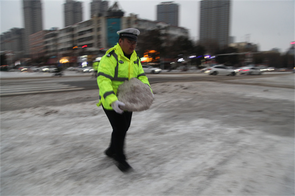 商丘市公安局交警支队全警出动应对低温雨雪冰冻恶劣天气保畅通
