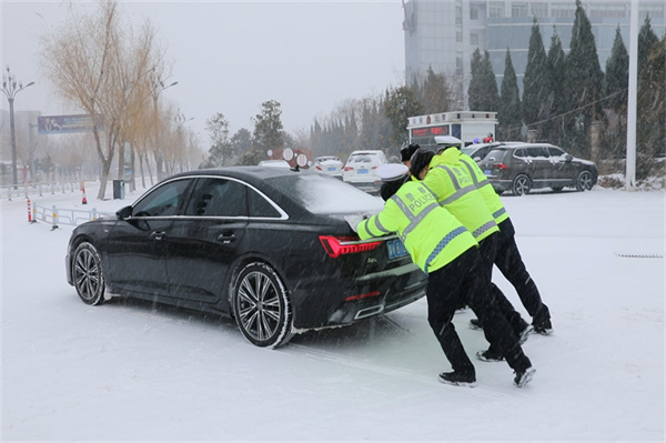 商丘市公安局交警支队加强雪后道路交通安全管理工作