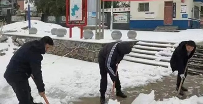 光山县商务中心区积极开展除雪保畅工作