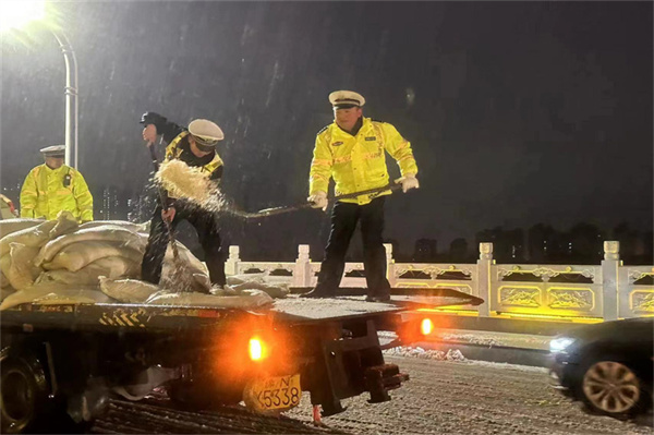 商丘市公安局交警支队持续应对本轮降温、雨雪、大风、冰冻恶劣天气